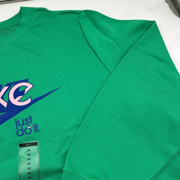 Nike Sportswear Club Fleece Graphic Sweatshirt in Green - Picture 2 of 8